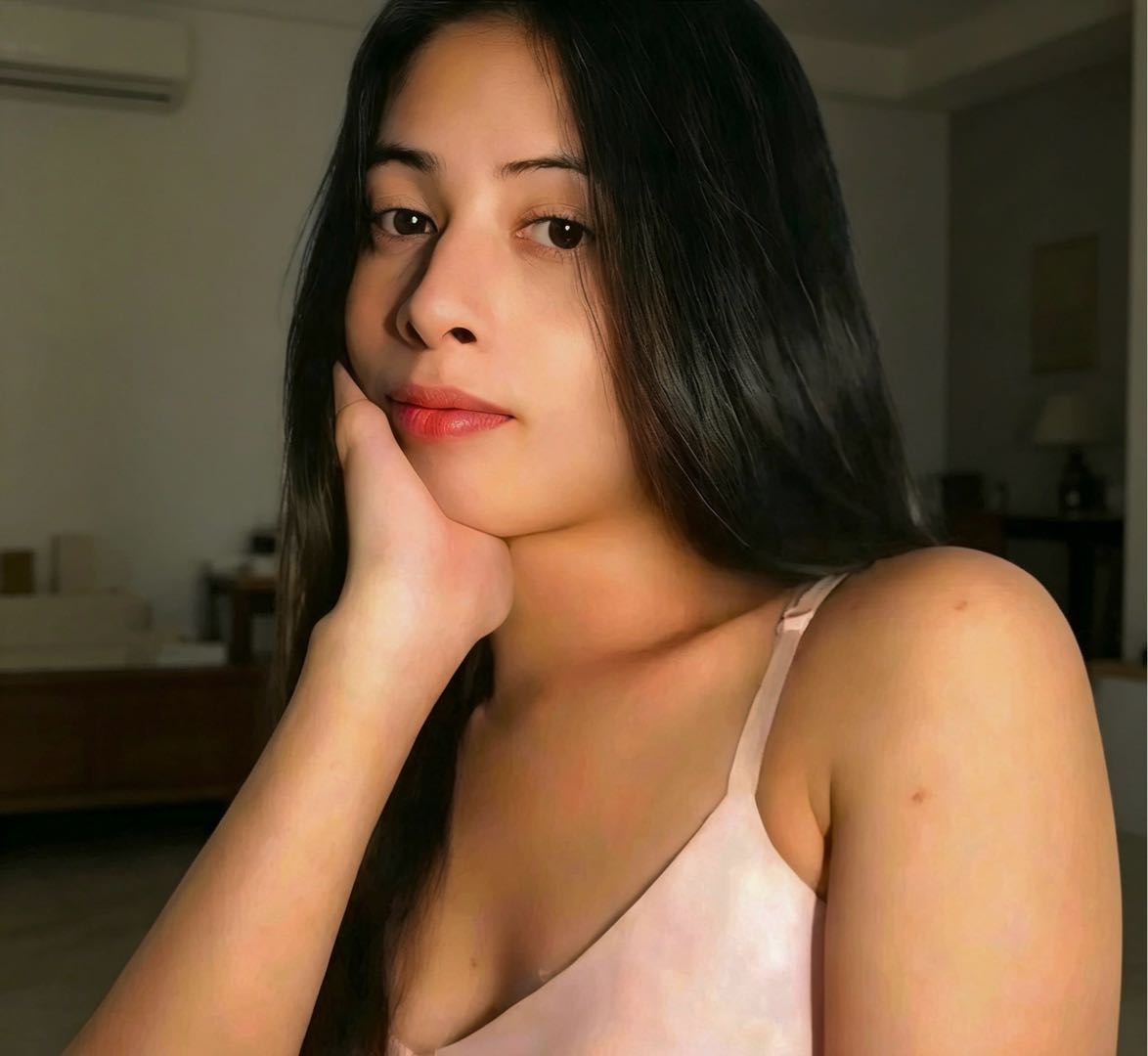 Live on LivCam — Luna